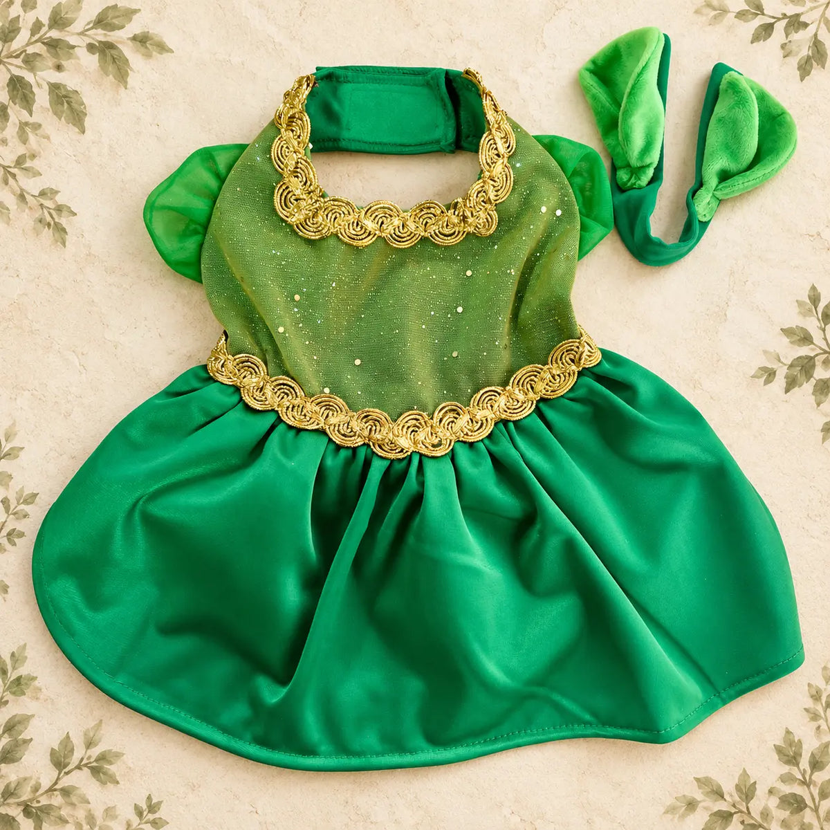 Vestido verde de Fiona para perrita mostrando el diseño de la parte superior, con detalles blancos, verdes y una falda inspirada en un vestido de princesa.