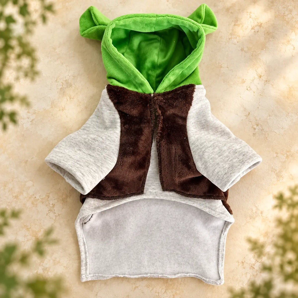Disfraz de Shrek para perro inspirado en un ogro del viejo cuento, con camisa blanca, chaleco café y capucha verde, mostrando el diseño completo de la prenda.