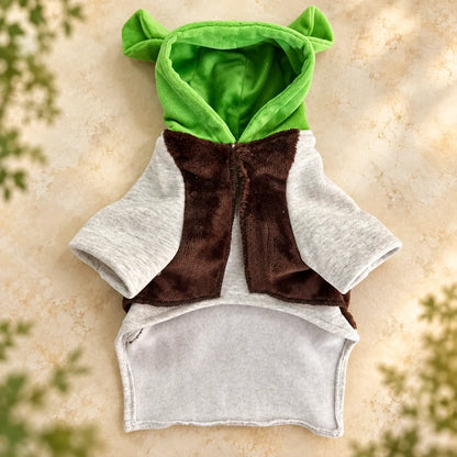 Disfraz de Shrek para perro inspirado en un ogro del viejo cuento, con camisa blanca, chaleco café y capucha verde, mostrando el diseño completo de la prenda.