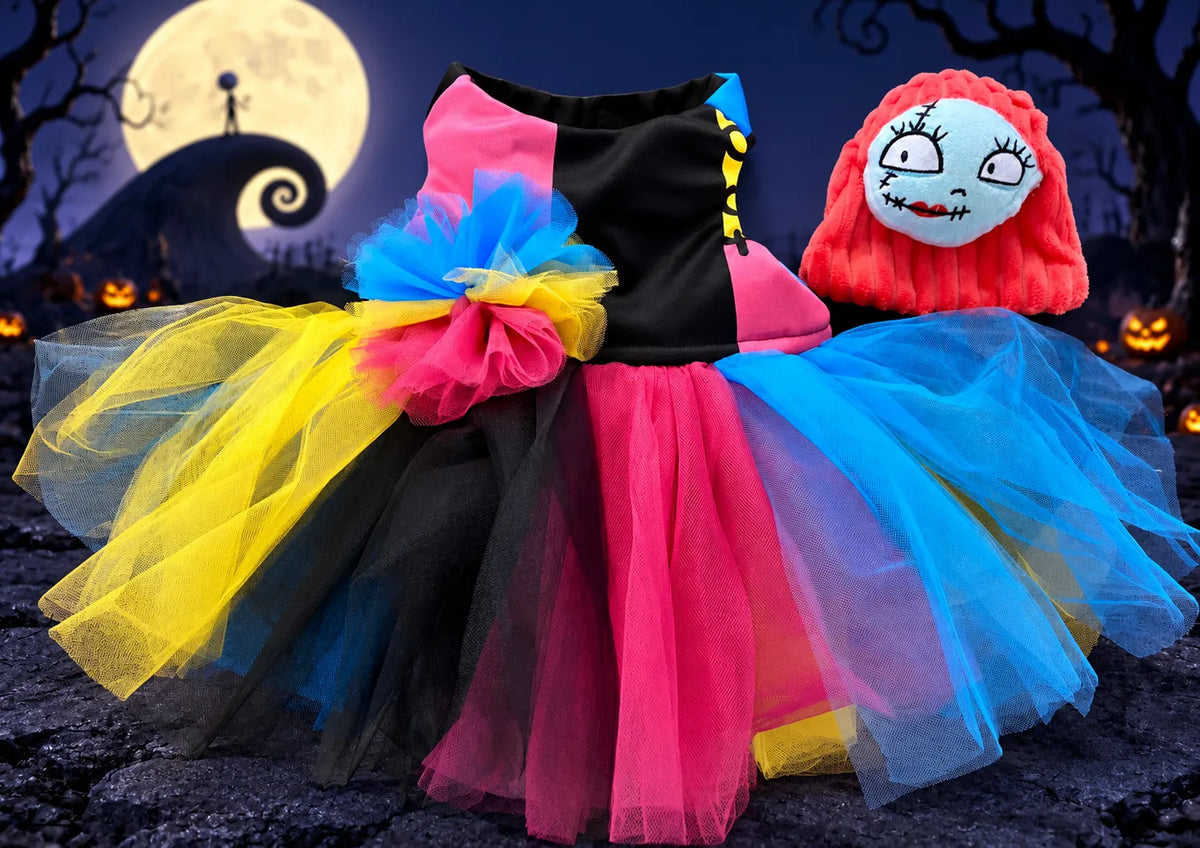 Vestido de Sally para perrita inspirado en El extraño mundo de Jack, con falda de tul en colores negro, azul, rosa y amarillo, ideal para celebrar Halloween con un look divertido y especial.