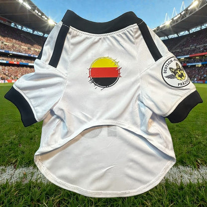 Diseño frontal de la playera de la Selección Alemana para mascotas con sus colores tradicionales y el escudo exclusivo del Mundial 2026