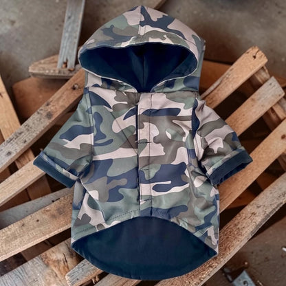 impermeable para perros con forro, cinta de ajuste en entrepierna, espacio para pechera zona de perros