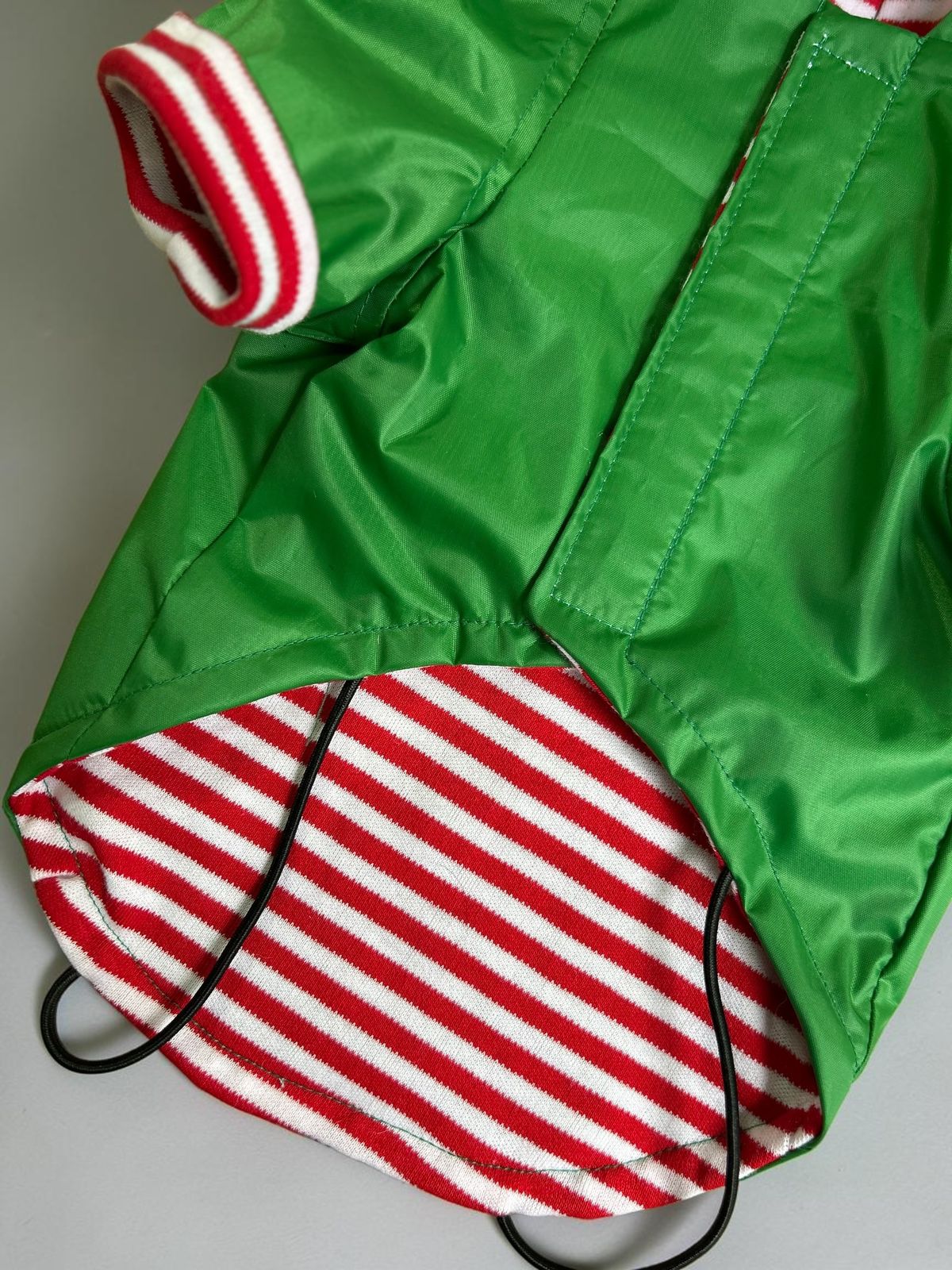 Detalle de impermeable verde para perro con forro de rayas | Zona de Perros