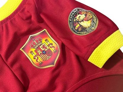 Detalle escudo selección española en jersey para perro, bordado de calidad