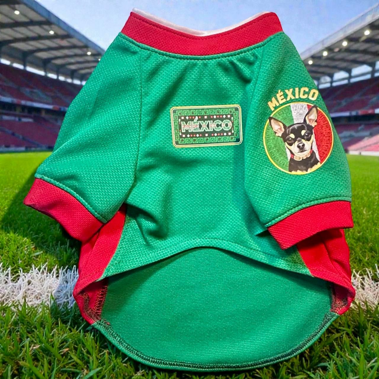 Detalle del diseño y los parches de la playera de la Selección Mexicana para mascotas