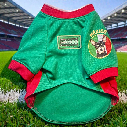 Detalle del diseño y los parches de la playera de la Selección Mexicana para mascotas
