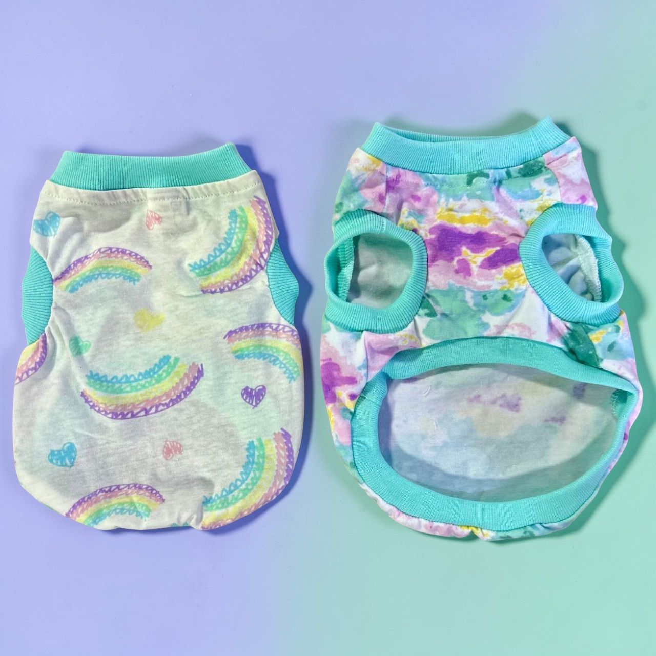 Playeras frescas sin mangas para perro de Zona de Perros, diseño de arcoíris y estilo tie-dye de colores.