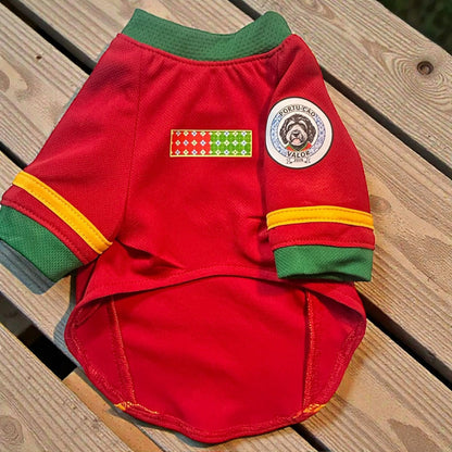 Diseño frontal de la playera de Portugal para mascotas sobre una superficie de madera mostrando su diseño rojo y verde