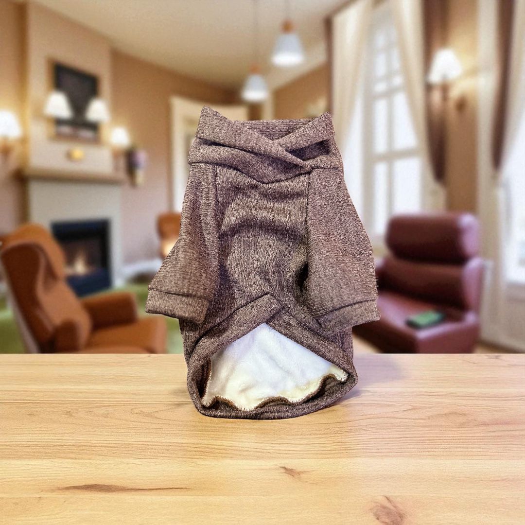 sueter camel oslo para perrro, confeccionado con tela suave y forro afelpado. diseño cruzado elegante ideal para los días fríos de la coleccion invierno 2025 de zona de perros.