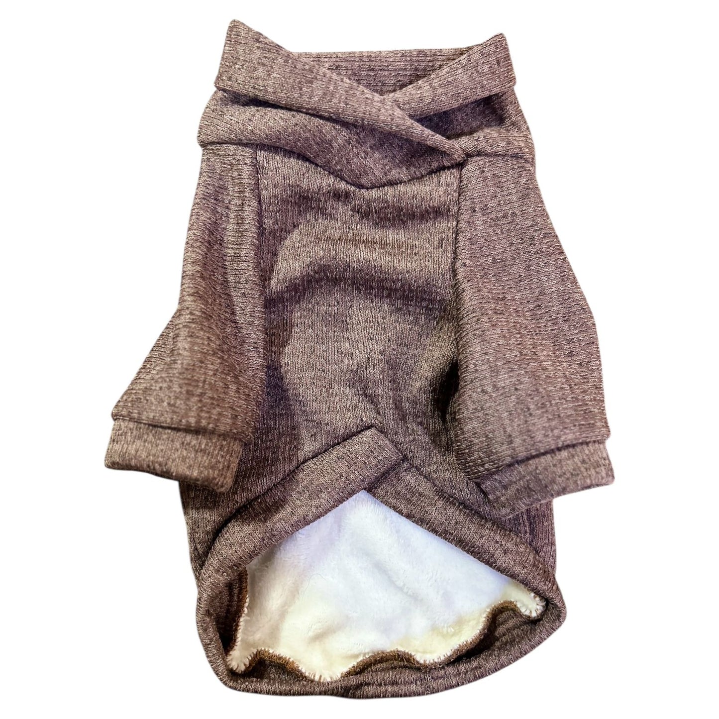 Sueter oslo color camel para perro, con tejido calido y forro afelpado interior.
Diseño cruzado elegante de la colección invierno 2025. Zona de perros.