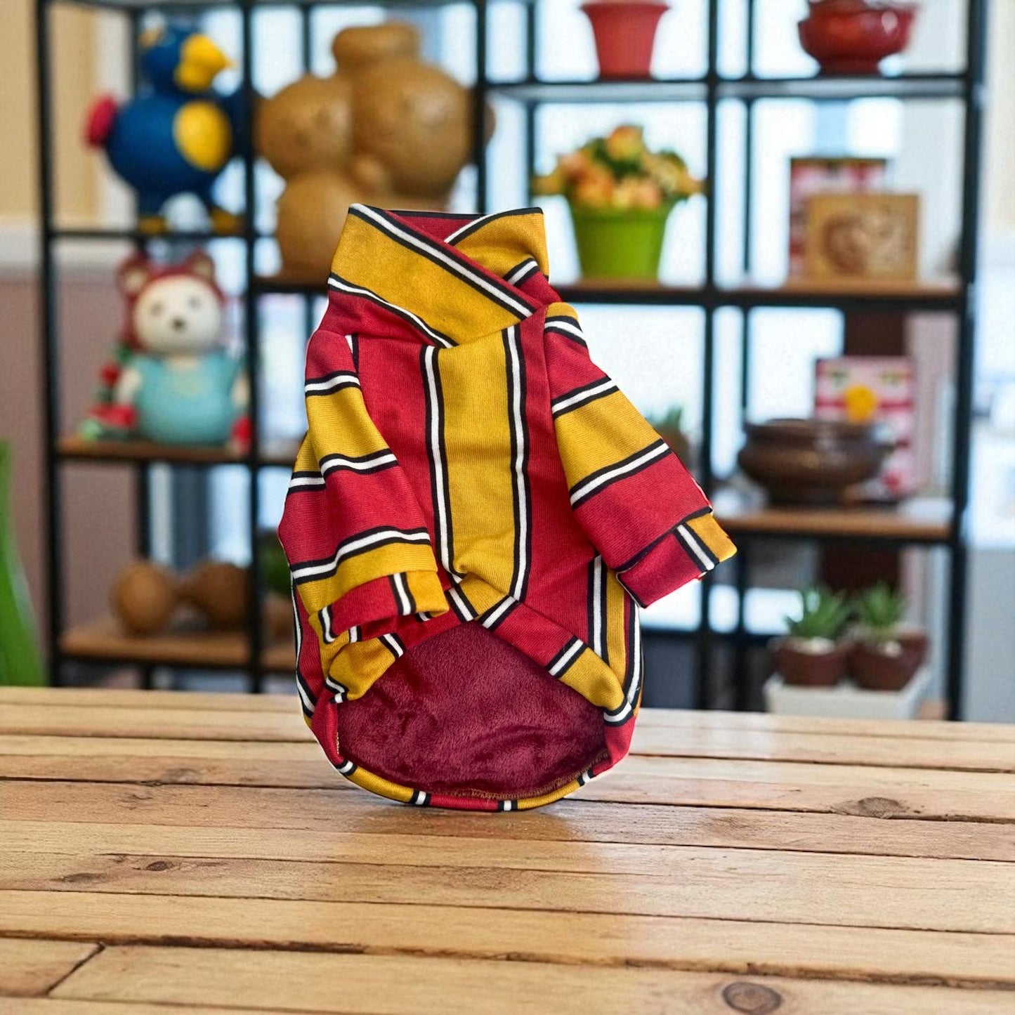 sueter para perro con diseño de rayas mostaza y vino cuello cruzado y forro de flannel cálido, Colección Invierno 2025 Zona de Perros