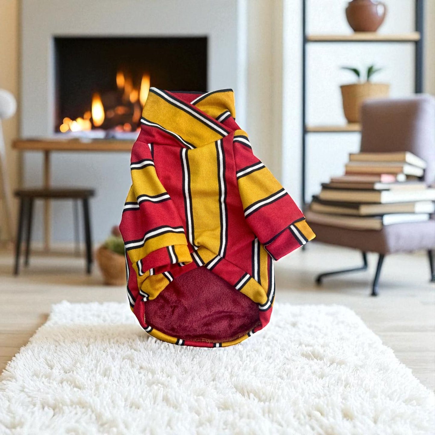sueter para perro con diseño de rayas mostaza y vino cuello cruzado y forro interior calido coleccion invierno 2025 zona de perros