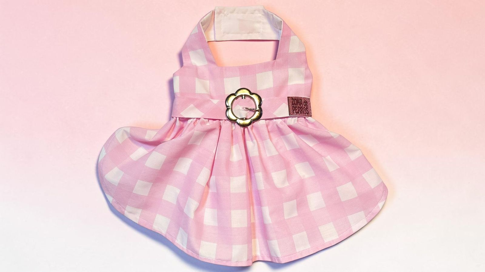 Vestido de verano a cuadros Vichy rosa para perro, detalle de hebilla metálica floral