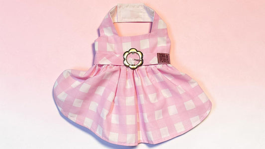 Vestido de verano a cuadros Vichy rosa para perro, detalle de hebilla metálica floral